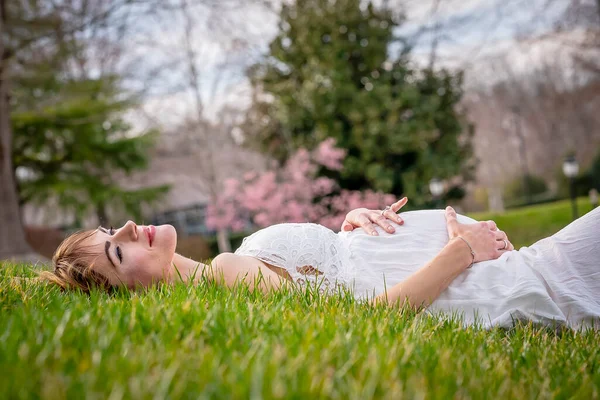 Een Mooie Aanstaande Moeder Poseert Een Buitenomgeving — Stockfoto