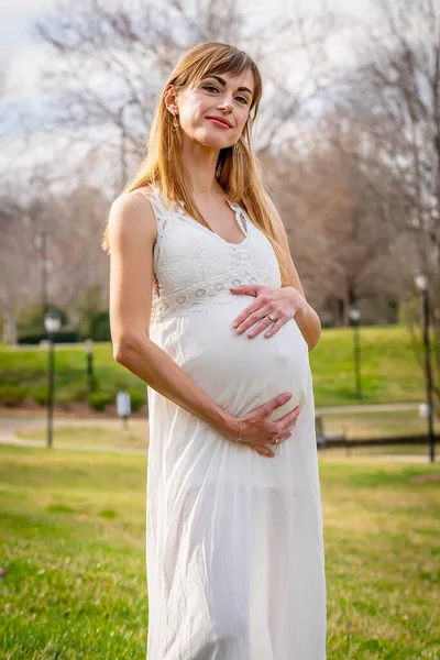 Una Hermosa Madre Embarazada Posa Ambiente Aire Libre —  Fotos de Stock