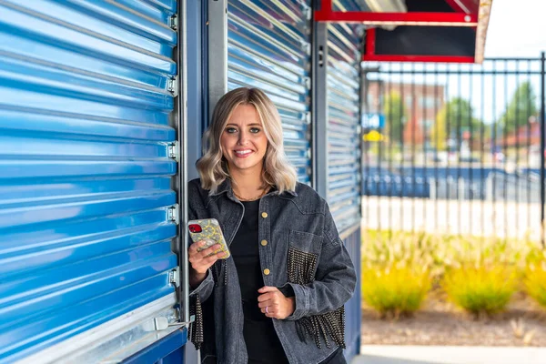 Une Magnifique Mannequin Blonde Pose Extérieur Dans Ses Vêtements Automne — Photo