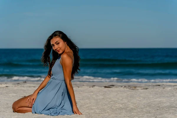 Ein Schönes Mixed Race Bikini Model Genießt Das Wetter Draußen — Stockfoto