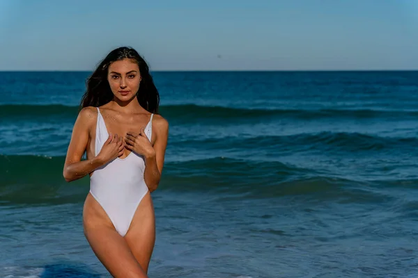Piękny Mieszany Model Bikini Cieszy Się Pogodą Plaży — Zdjęcie stockowe