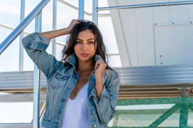 Güzel bir melez bikini modeli sahilde açık havanın tadını çıkarıyor.