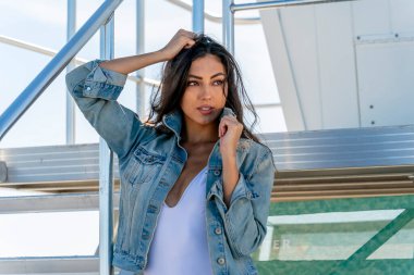 Güzel bir melez bikini modeli sahilde açık havanın tadını çıkarıyor.