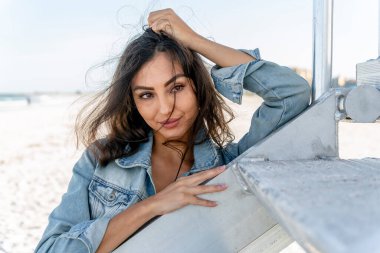 Güzel bir melez bikini modeli sahilde açık havanın tadını çıkarıyor.