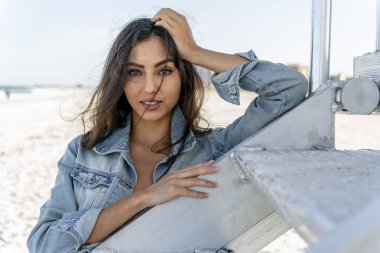 Güzel bir melez bikini modeli sahilde açık havanın tadını çıkarıyor.