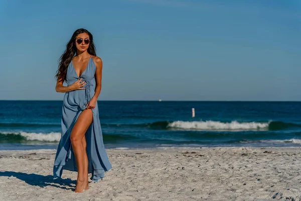 Güzel Bir Melez Bikini Modeli Sahilde Açık Havanın Tadını Çıkarıyor — Stok fotoğraf