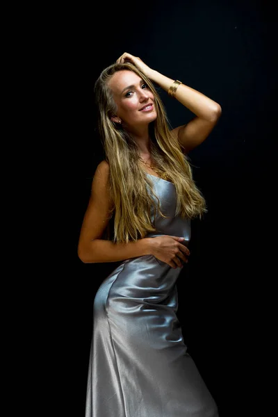 Een Prachtig Blond Model Poseert Een Studio Omgeving — Stockfoto