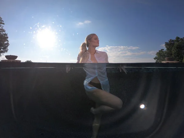 Gorgeous Blonde Bikini Model Enjoys Summer Day Pool — стоковое фото