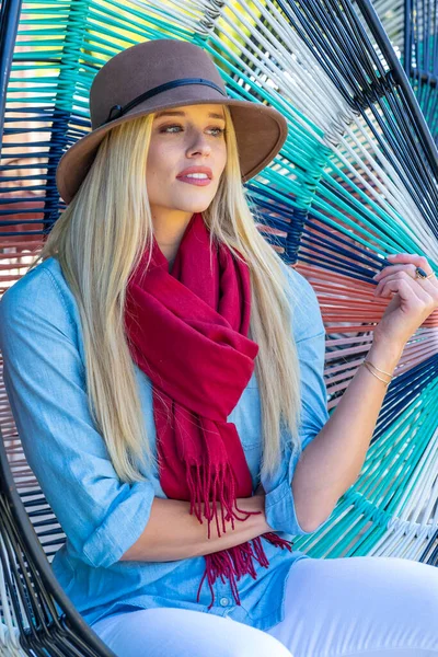 Gorgeous Blonde Model Poses Outdoors Her Fall Clothes — Stock Photo, Image