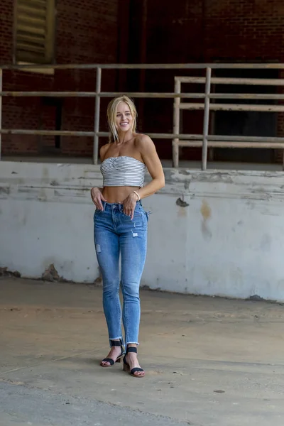 Vacker Blond Modell Poserar Utomhus Urban Miljö — Stockfoto