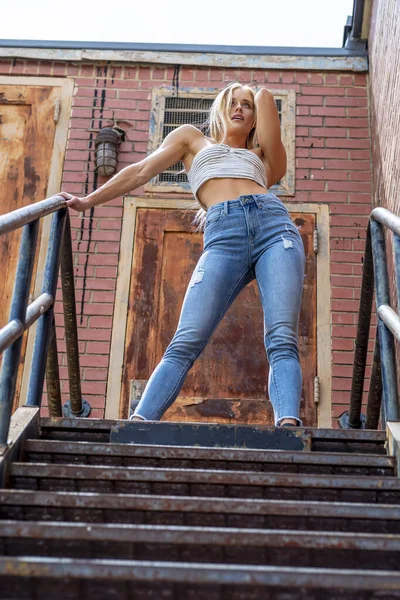 Una Hermosa Modelo Rubia Posa Aire Libre Entorno Urbano —  Fotos de Stock