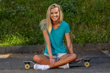 Sarışın bir model şehir ortamında poz veriyor.