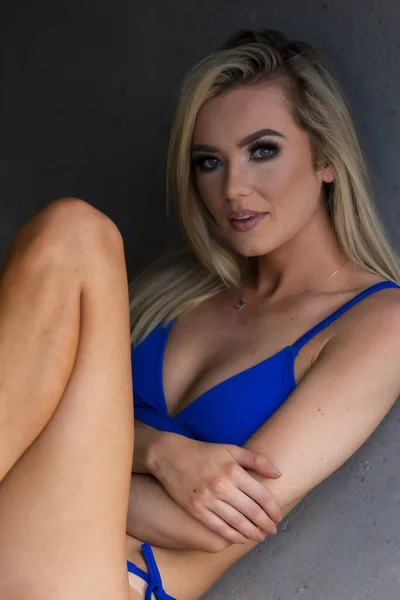 Een Prachtig Blond Bikini Model Poseert Buiten Terwijl Geniet Van — Stockfoto