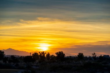 Phoenix Arizona gökyüzünde gün batımında Papago Park yakınlarında.