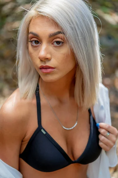 Ein Hinreißendes Blondes Bikini Model Posiert Freien Und Genießt Einen — Stockfoto