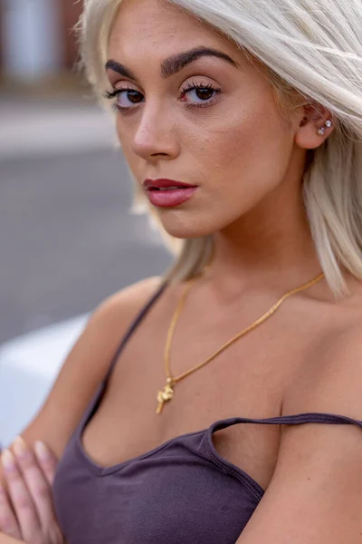Великолепная Блондинка Позирует Улице Городской Среде — стоковое фото