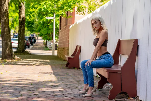 Vacker Blond Modell Poserar Utomhus Urban Miljö — Stockfoto