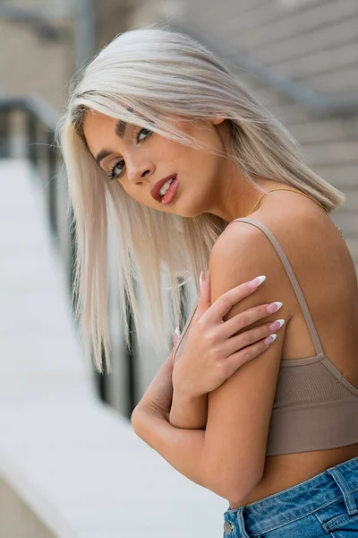 Розкішна Блондинка Модель Позує Відкритому Повітрі Міському Середовищі — стокове фото