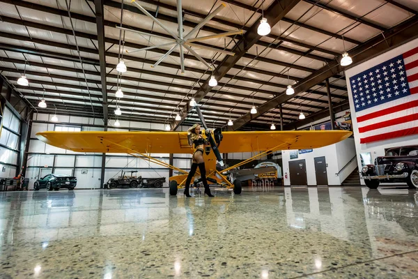 Belo Modelo Loiro Posa Com Uma Pequena Aeronave Geral — Fotografia de Stock