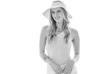 Sarışın bir model dışarıda poz veriyor. 