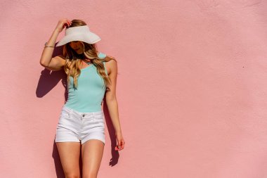 Muhteşem bir esmer model bahar havasının tadını çıkarırken açık havada alışveriş yapıyor.