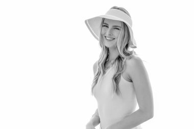 Sarışın bir model dışarıda poz veriyor. 