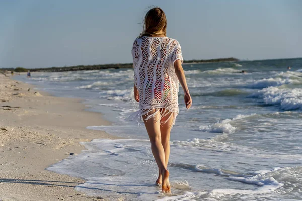 Beau Modèle Bikini Brune Profite Temps Plein Air Sur Plage — Photo