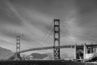San Francisco Limanı 'ndaki Pasifik Okyanusu' ndaki meşhur Golden Gate Köprüsü.