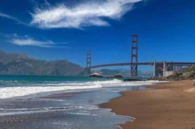 San Francisco Limanı 'ndaki Pasifik Okyanusu' ndaki meşhur Golden Gate Köprüsü.