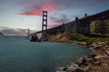 San Francisco Limanı 'ndaki Pasifik Okyanusu' ndaki meşhur Golden Gate Köprüsü.