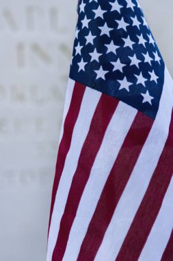 Askeri mezarlıkta ölen bir kahramanın önünde küçük bir Amerikan bayrağı duruyor.