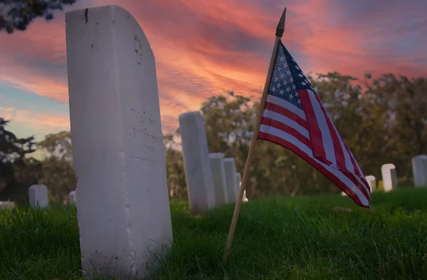 小さなアメリカ国旗が軍事墓地の倒れた英雄の前に置かれている — ストック写真