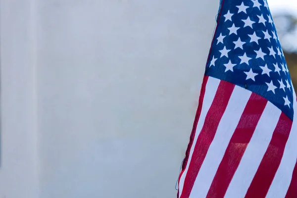 Een Kleine Amerikaanse Vlag Rust Voor Een Gevallen Held Een — Stockfoto