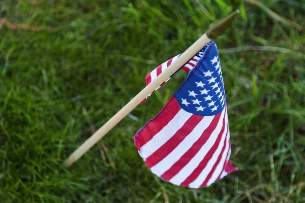 Військовому Кладовищі Лежить Невеликий Американський Прапор Стоїть Навпроти Загиблого Героя — стокове фото