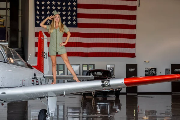 Een Mooi Blond Model Poseert Met Een Vintage Wwii Vliegtuig — Stockfoto