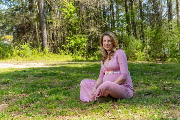 Güzel Hamile Bir Anne Açık Havada Poz Verir — Stok fotoğraf