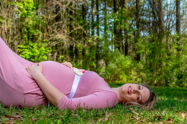 Beautiful Expectant Mother Poses Outdoor Environment — Stock Photo, Image