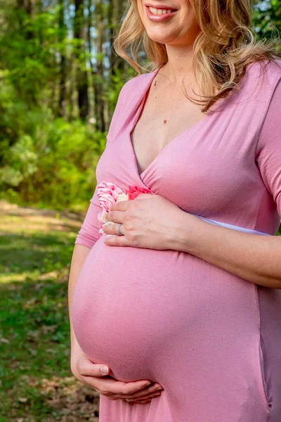 Una Hermosa Madre Embarazada Posa Ambiente Aire Libre — Foto de Stock