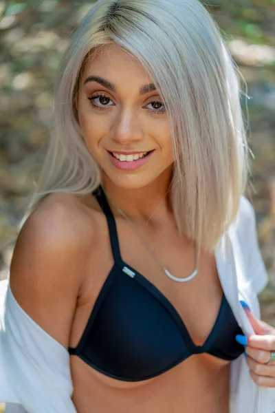 Vacker Blond Bikini Modell Poserar Utomhus Medan Njuter Somrig Dag — Stockfoto