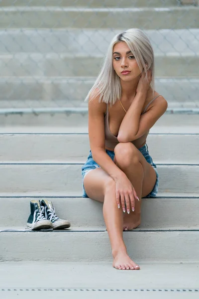 Een Prachtig Blond Model Poseert Buiten Een Stedelijke Omgeving — Stockfoto