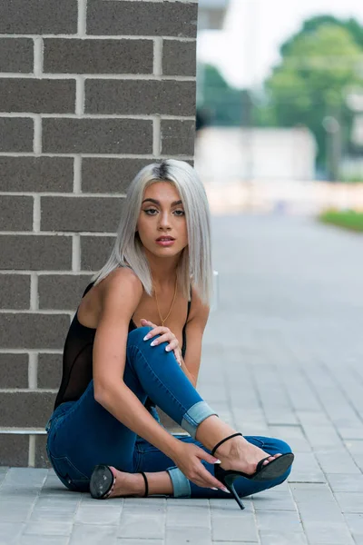Vacker Blond Modell Poserar Utomhus Urban Miljö — Stockfoto