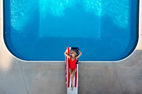 Una Splendida Modella Patriottica Bikini Gode Fine Settimana Vacanza Una — Foto Stock