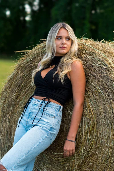 Een Prachtige Blonde Boeren Dochter Poseert Buiten Een Boerderij Omgeving — Stockfoto