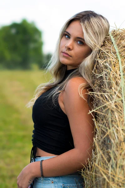 Wspaniała Blondynka Rolnicy Córka Stanowi Zewnątrz Środowisku Rolniczym — Zdjęcie stockowe