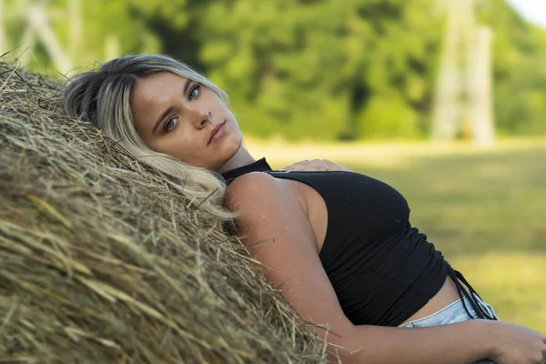 Una Hermosa Hija Rubia Granjera Posa Aire Libre Entorno Agrícola — Foto de Stock