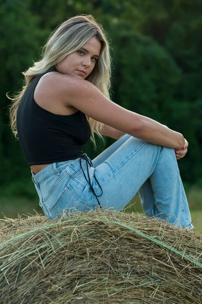 Une Magnifique Fille Fermière Blonde Pose Extérieur Dans Environnement Agricole — Photo