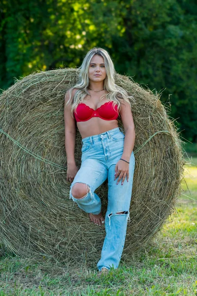 Een Prachtige Blonde Boeren Dochter Poseert Buiten Een Boerderij Omgeving — Stockfoto