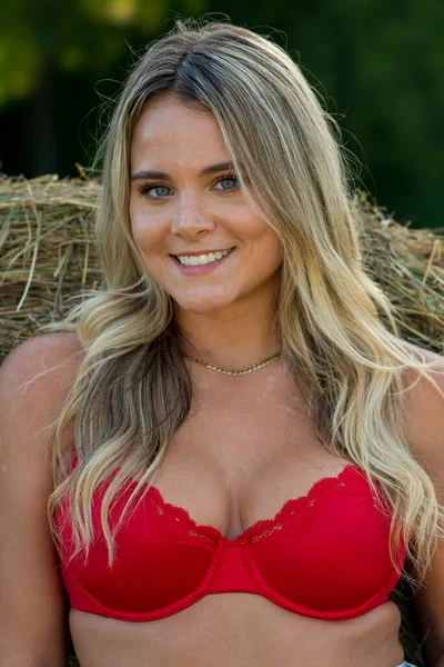 Une Magnifique Fille Fermière Blonde Pose Extérieur Dans Environnement Agricole — Photo