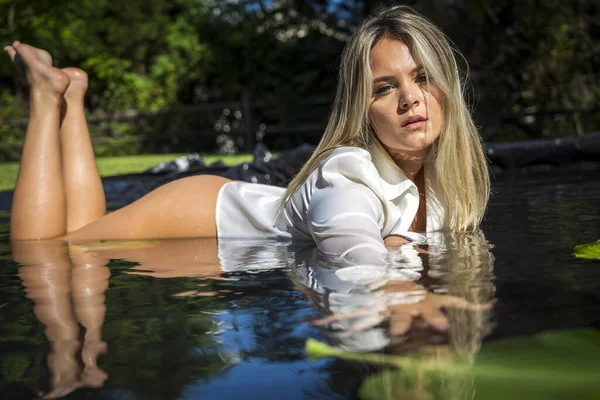 Ein Hinreißendes Blondes Model Posiert Dessous Freien Einem Wasserpool — Stockfoto