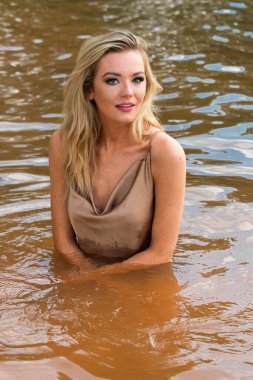 Muhteşem sarışın bir model gölde güzel bir gün geçiriyor.